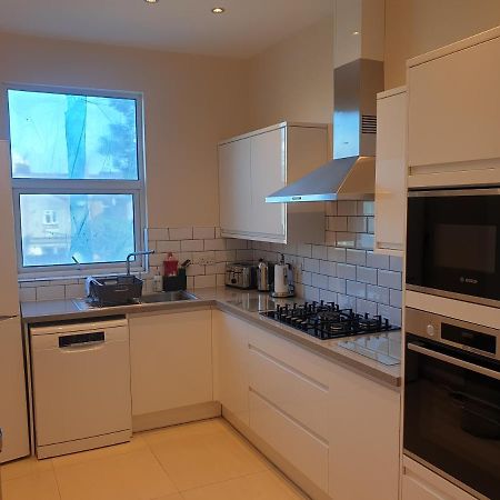 London Luxury Spacious 2 Bedroom Apartment 4 Mins From Ilford Stn. Free Parking 외부 사진