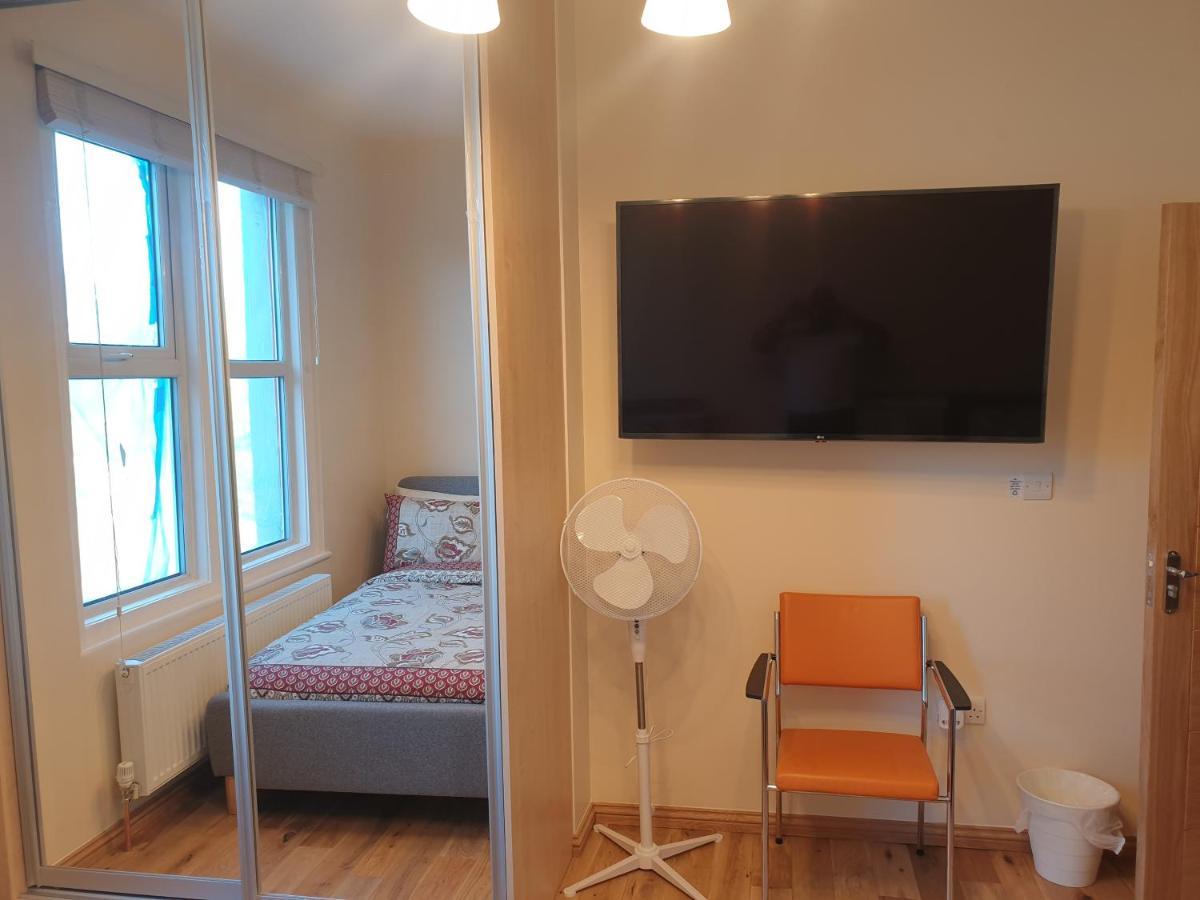 London Luxury Spacious 2 Bedroom Apartment 4 Mins From Ilford Stn. Free Parking 외부 사진