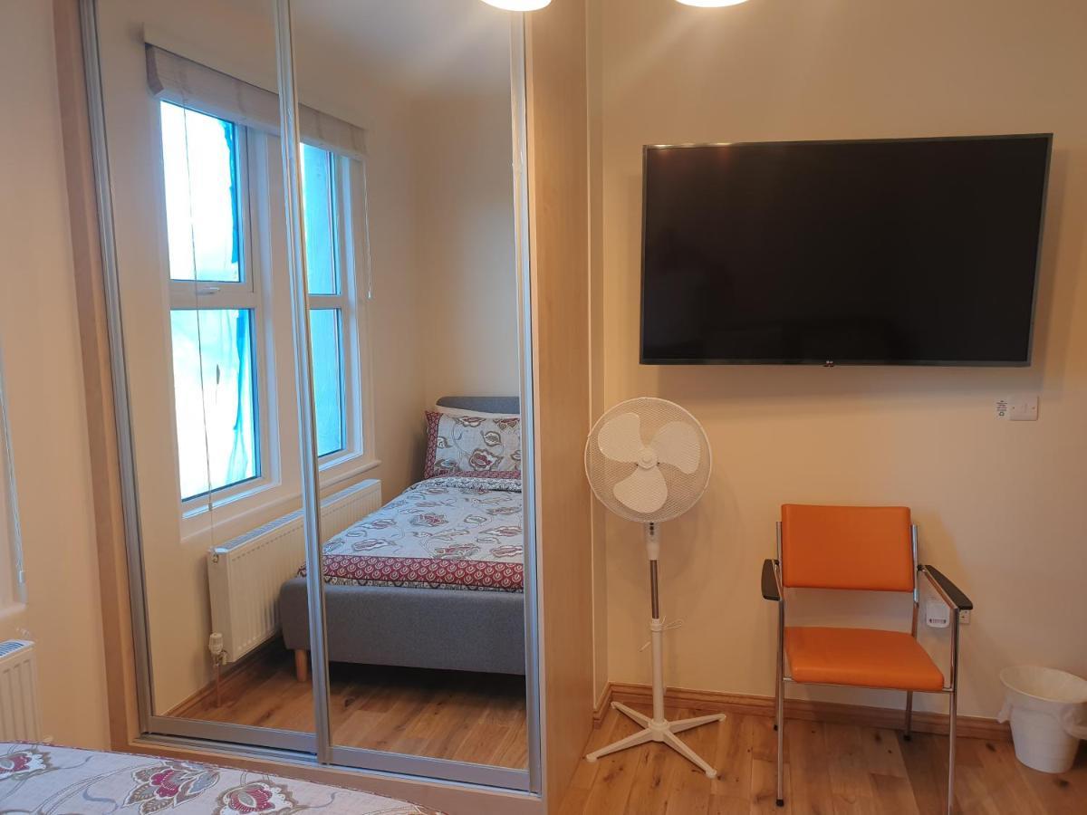 London Luxury Spacious 2 Bedroom Apartment 4 Mins From Ilford Stn. Free Parking 외부 사진