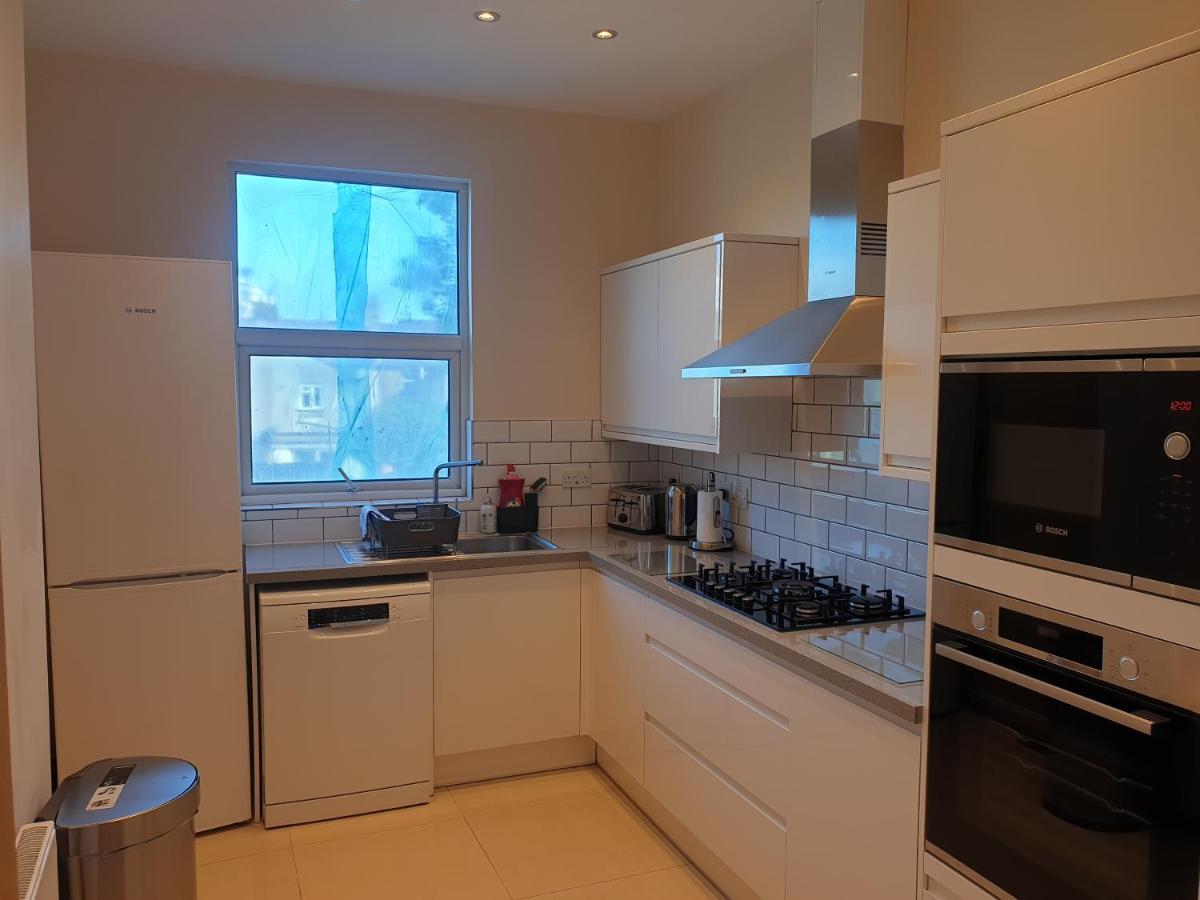 London Luxury Spacious 2 Bedroom Apartment 4 Mins From Ilford Stn. Free Parking 외부 사진